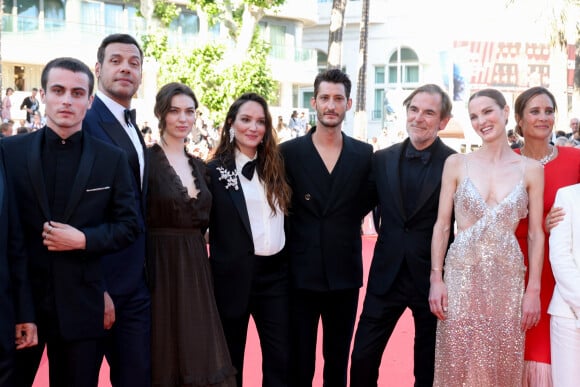 Julien De Saint-Jean, Laurent Lafitte, Anamaria Vartolomei, Anaïs Demoustier (enceinte), Pierre Niney, Matthieu Delaporte, Adèle Simphal, Julie de Bona - Montée des marches du film " Le comte de Monte-Cristo " lors du 77ème Festival International du Film de Cannes, au Palais des Festivals à Cannes. Le 22 mai 2024 © Jacovides-Moreau / Bestimage 