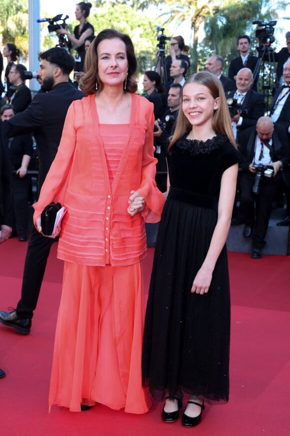 Carole Bouquet et sa petite-fille Darya Rassam - Montée des marches du film " Le comte de Monte-Cristo " lors du 77ème Festival International du Film de Cannes, au Palais des Festivals à Cannes. Le 22 mai 2024 © Jacovides-Moreau / Bestimage 