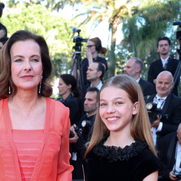 Carole Bouquet et sa petite-fille Darya Rassam - Montée des marches du film " Le comte de Monte-Cristo " lors du 77ème Festival International du Film de Cannes, au Palais des Festivals à Cannes. Le 22 mai 2024 © Jacovides-Moreau / Bestimage 