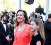 Sa mère Carole Bouquet et sa fille Darya Rassam notamment mais ce n'est pas tout 
Carole Bouquet et sa petite-fille Darya Rassam - Montée des marches du film " Le comte de Monte-Cristo " lors du 77ème Festival International du Film de Cannes, au Palais des Festivals à Cannes. Le 22 mai 2024 © Jacovides-Moreau / Bestimage 