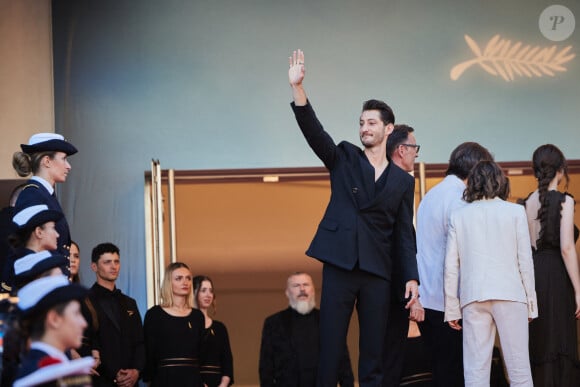 Pierre Niney - Montée des marches du film " Le comte de Monte-Cristo " lors du 77ème Festival International du Film de Cannes, au Palais des Festivals à Cannes. Le 22 mai 2024 © Jacovides-Moreau / Bestimage 