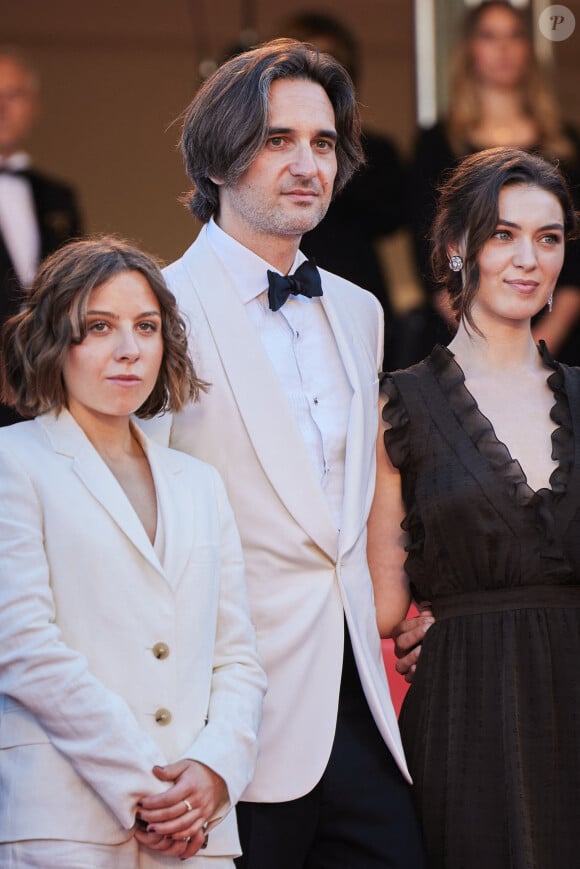 Une présence qui a dû lui faire chaud au coeur !
Marie Narbonne, Dimitri Rassam, Anamaria Vartolomei - Montée des marches du film " Le comte de Monte-Cristo " lors du 77ème Festival International du Film de Cannes, au Palais des Festivals à Cannes. Le 22 mai 2024 © Jacovides-Moreau / Bestimage 