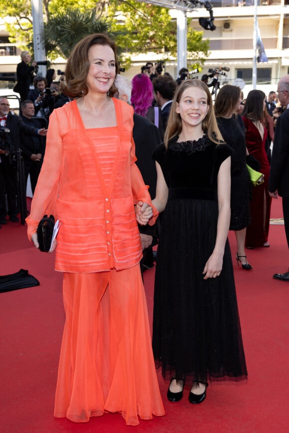 Carole Bouquet et sa petite-fille Darya Rassam - Montée des marches du film " Le comte de Monte-Cristo " lors du 77ème Festival International du Film de Cannes, au Palais des Festivals à Cannes. Le 22 mai 2024 © Jacovides-Moreau / Bestimage 