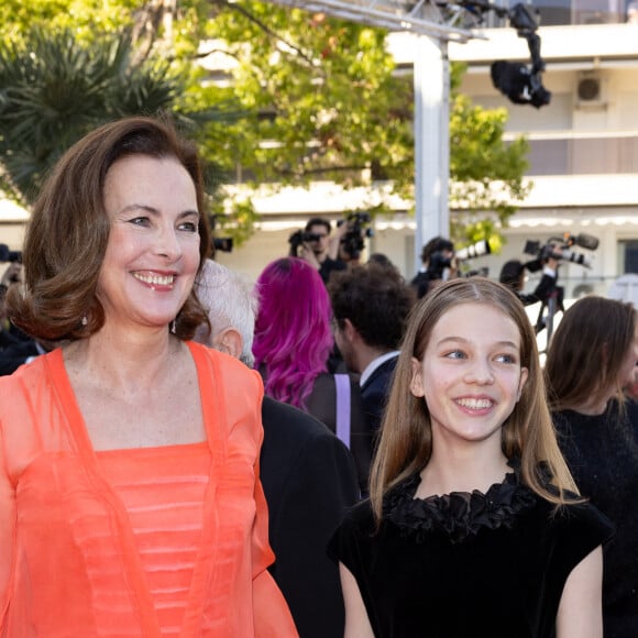 Carole Bouquet et sa petite-fille Darya Rassam - Montée des marches du film " Le comte de Monte-Cristo " lors du 77ème Festival International du Film de Cannes, au Palais des Festivals à Cannes. Le 22 mai 2024 © Jacovides-Moreau / Bestimage 