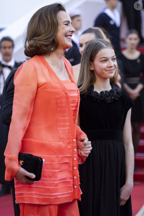 Carole Bouquet et sa petite-fille Darya Rassam - Montée des marches du film " Le comte de Monte-Cristo " lors du 77ème Festival International du Film de Cannes, au Palais des Festivals à Cannes. Le 22 mai 2024 © Olivier Borde / Bestimage 