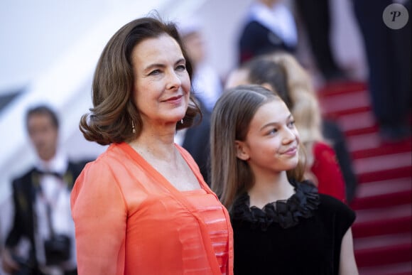 Carole Bouquet et sa petite-fille Darya Rassam - Montée des marches du film " Le comte de Monte-Cristo " lors du 77ème Festival International du Film de Cannes, au Palais des Festivals à Cannes. Le 22 mai 2024 © Olivier Borde / Bestimage 