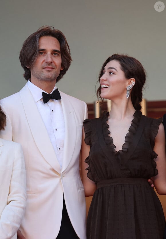 Dimitri Rassam, Anamaria Vartolomei - Montée des marches du film " Le comte de Monte-Cristo " lors du 77ème Festival International du Film de Cannes, au Palais des Festivals à Cannes. Le 22 mai 2024 © Jacovides-Moreau / Bestimage 