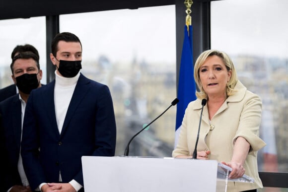 Marine Le Pen, candidate Rassemblement National (RN) à l'élection présidentielle, au côté de Jordan Bardella, présente ses voeux à la presse. Paris, le 26 janvier 2022.