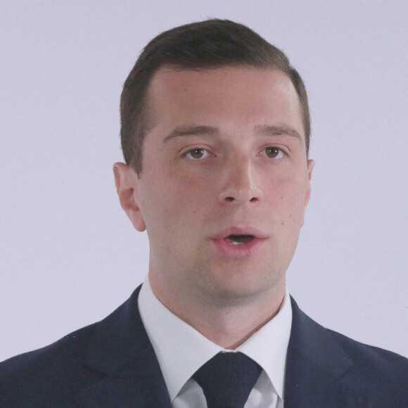 Mais ici, intéréssons-nous à son ex-compagne.
Jordan Bardella, président du Rassemblement national, lors de la conférence de presse ayant pour thème, Face aux narco-trafics l'urgence d'un sursaut à Paris, le 16 mai 2024. © Jonathan Rebboah / Panoramic / Bestimage 