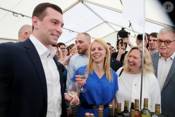 Jordan Bardella, president du Rassemblement National, en compagnie d'Edwige Diaz députée RN, Mathieu Valet, ancien policier chroniqueur TV engagé au RN, et de Jean-Paul Garraud député RN, ouvre et participe au 28eme "Printemps des vins de Blaye", avant de tenir un meeting à Royan, le 13 Avril 2024 à Blaye. © Patrick Bernard/ Bestimage 