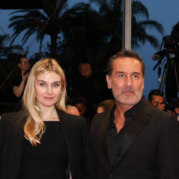 Alizée Guinochet et son compagnon Gilles Lellouche - Descente des marches du film « L’amour ouf » lors du 77ème Festival International du Film de Cannes, au Palais des Festivals à Cannes. Le 23 mai 2024 © Jacovides-Moreau / Bestimage