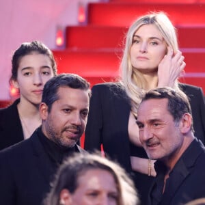 ainsi que sa mère et sa fille Ava
Ava (fille de Gilles Lellouche), Gilles Lellouche, sa compagne Alizée Guinochet et sa mère - Descente des marches du film « L’amour ouf » lors du 77ème Festival International du Film de Cannes, au Palais des Festivals à Cannes. Le 23 mai 2024 © Jacovides-Moreau / Bestimage