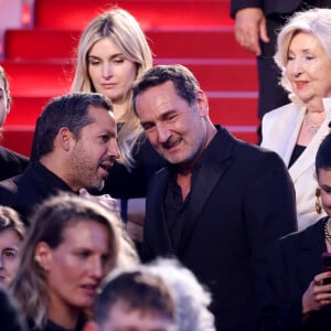 Un tapis rouge de folie et d'amour à Cannes
Ava (fille de Gilles Lellouche), Gilles Lellouche, sa compagne Alizée Guinochet et sa mère - Descente des marches du film « L’amour ouf » lors du 77ème Festival International du Film de Cannes, au Palais des Festivals à Cannes. Le 23 mai 2024 © Jacovides-Moreau / Bestimage