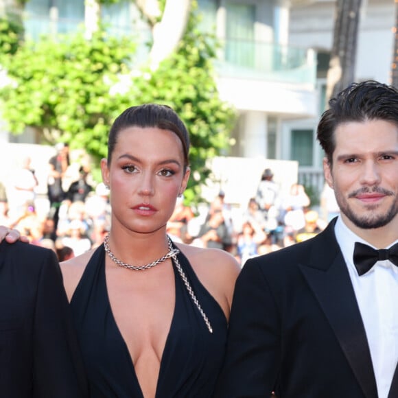 A ses côtés, ses acteurs dont les premiers rôles  Adèle Exarchopoulos et François Civil
Hugo Sélignac, Gilles Lellouche, Adèle Exarchopoulos, François Civil, Élodie Bouchez - Montée des marches du film " L'amour ouf " lors du 77ème Festival International du Film de Cannes, au Palais des Festivals à Cannes. Le 23 mai 2024 © Jacovides-Moreau / Bestimage