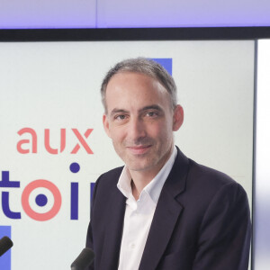 Exclusif - Raphaël Glucksmann sur le plateau de l'émission " Face aux territoires " présentée pa C.Viguier dans les studios de TV5 Monde à Paris, France, le 02 mai 2024. © Jack Tribeca/Bestimage