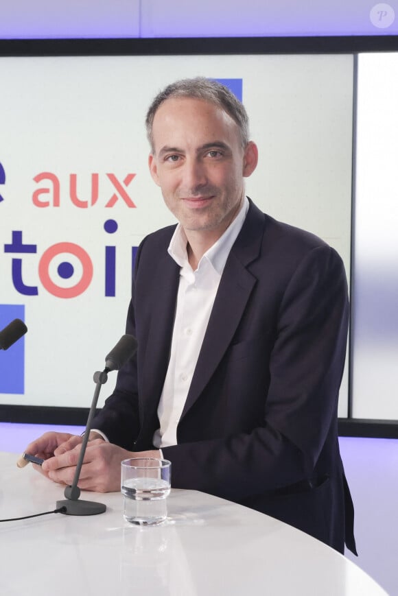 Exclusif - Raphaël Glucksmann sur le plateau de l'émission " Face aux territoires " présentée pa C.Viguier dans les studios de TV5 Monde à Paris, France, le 02 mai 2024. © Jack Tribeca/Bestimage