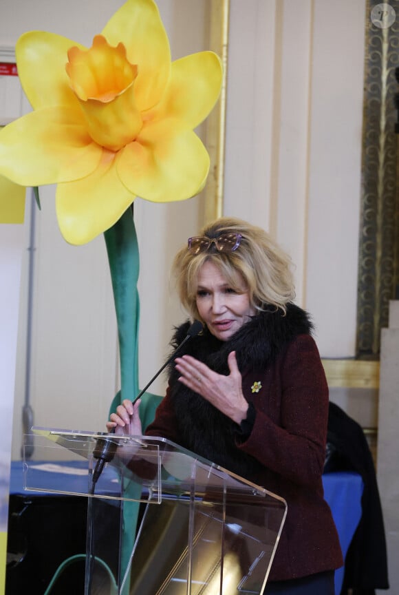 Un beau message !
Clémentine Célarié lors du lancement de 'Une Jonquille contre le cancer' à Paris le 12 Mars 2024. © Denis Guignebourg/Bestimage 