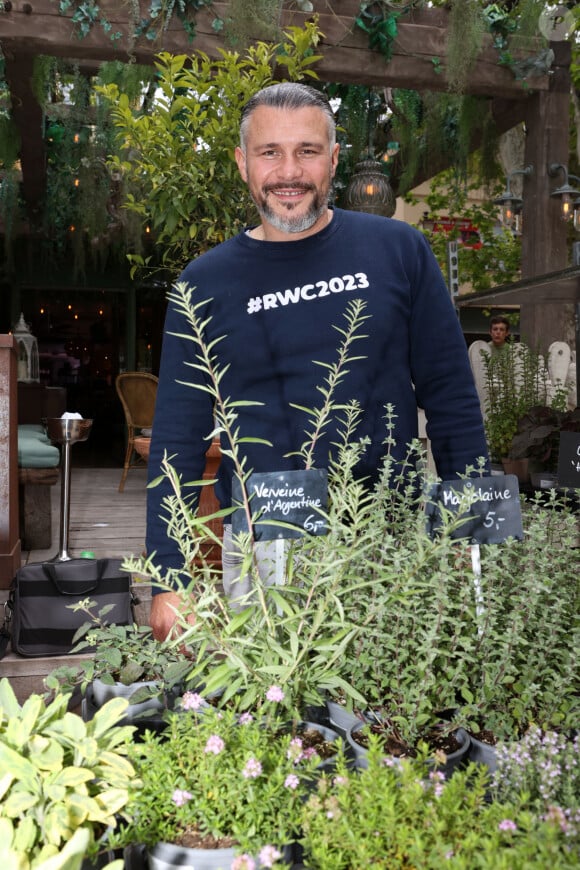 Glenn Viel est un homme amoureux
Le Chef Glenn Viel Restaurant l'Oustau de Baumanière, aux Baux-de-Provence - 4ème édition "Les Chefs à Saint-Tropez fêtent les Producteurs" sur la place des Lices à Saint-Tropez © Jean-Marc Lhomer/Bestimage