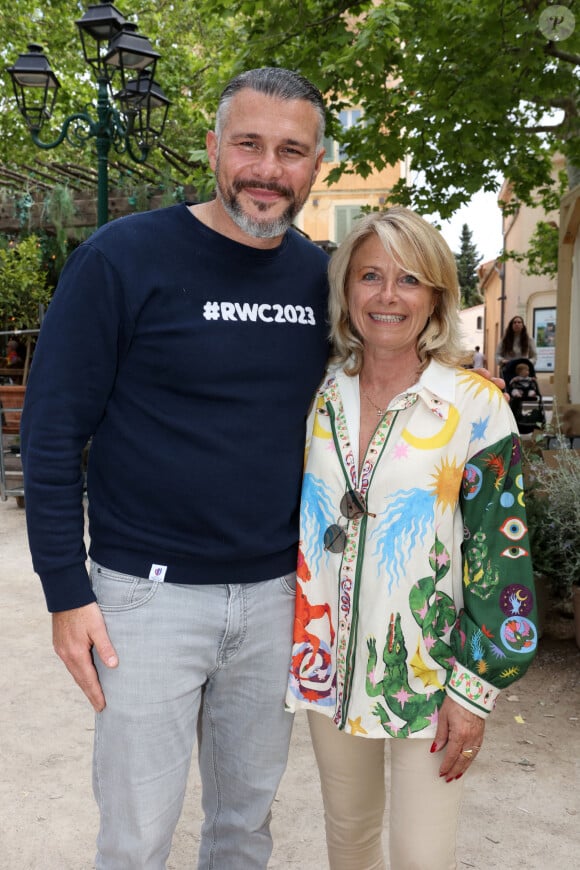 Le Chef Glenn Viel Restaurant l'Oustau de Baumanière, aux Baux-de-Provence et Pascale Perez Organisatrice du Festival "Les Chefs à Saint-Tropez fêtent les producteurs" - 4ème édition "Les Chefs à Saint-Tropez fêtent les Producteurs" sur la place des Lices à Saint-Tropez le 5 mai 2024. © Jean-Marc Lhomer/Bestimage