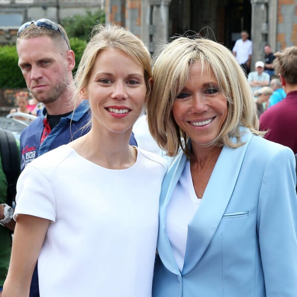 La première dame Brigitte Macron (Trogneux) et sa fille Tiphaine Auzière vont voter à la mairie du Touquet pour le second tour des législatives, au Touquet. © Sébastien Valiela-Dominique Jacovides/Bestimage