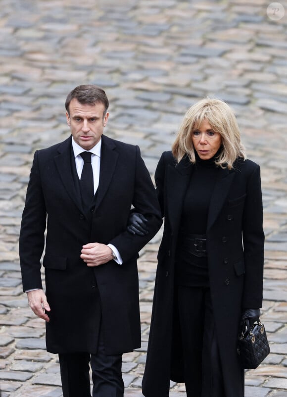 Le président de la République française Emmanuel Macron et sa femme la Première Dame Brigitte Macron - Cérémonie d'hommage national aux victimes françaises des attaques terroristes du 7 octobre en Israël dans la cour d'honneur de l'Hôtel national des Invalides, à Paris, France, le 7 février 2024. © Dominique Jacovides/Bestimage