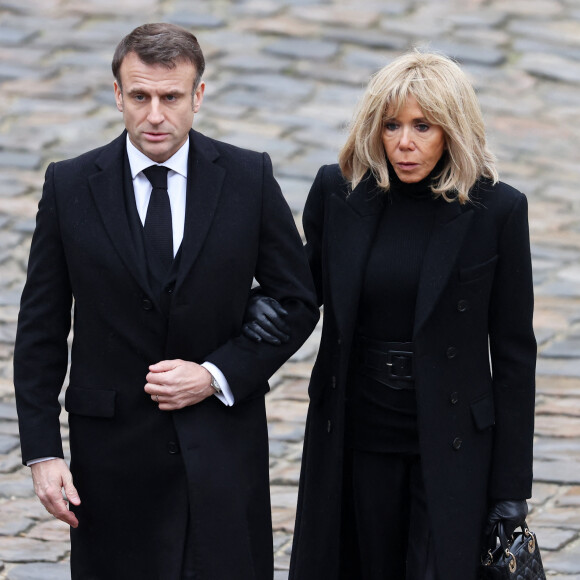 Le président de la République française Emmanuel Macron et sa femme la Première Dame Brigitte Macron - Cérémonie d'hommage national aux victimes françaises des attaques terroristes du 7 octobre en Israël dans la cour d'honneur de l'Hôtel national des Invalides, à Paris, France, le 7 février 2024. © Dominique Jacovides/Bestimage