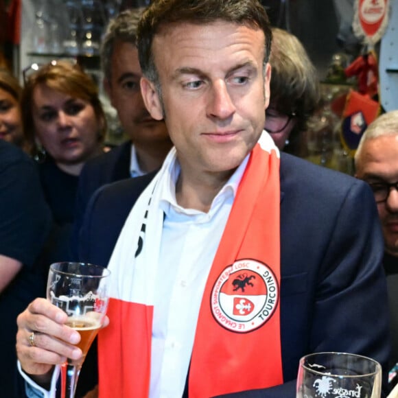 Emmanuel Macron, président de la République Française, va boire une bière dans un bar avec les habitants de Tourcoing, avant la finale de la Coupe de France 2024 "PSG - OL" au stade Pierre Mauroy. A cette occasion il se voit offrir un maillot du club du LOSC floqué avec son prénom. Tourcoing, le 25 mai 2024. © Miguel Medina/Pool/Bestimage