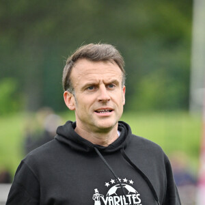 Le président de la République Emmanuel Macron en tenue de footballeur lors du match de football caritatif du Variétés club de France au profit de l'opération Pièces jaunes au stade Bernard Giroux à Plaisir, France, le 24 avril 2024. © Eric Tschaen/Pool/Bestimage