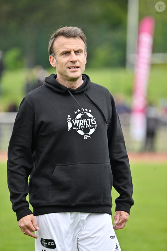 Le président de la République Emmanuel Macron en tenue de footballeur lors du match de football caritatif du Variétés club de France au profit de l'opération Pièces jaunes au stade Bernard Giroux à Plaisir, France, le 24 avril 2024. © Eric Tschaen/Pool/Bestimage