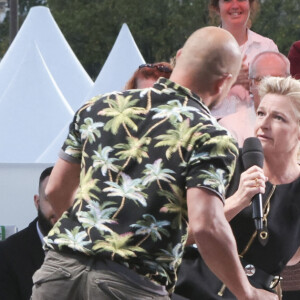 Exclusif - Une bagarre a éclaté entre Bertrand Chameroy et un inconnu sous le regard médusé de Anne-Elisabeth Lemoine sur le plateau de l'émission "C à vous" lors du 77ème Festival International du Film de Cannes le 21 mai 2024. © Jack Tribeca / Bestimage