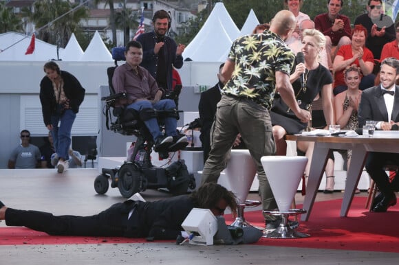 Exclusif - Une bagarre a éclaté entre Bertrand Chameroy et un inconnu sous le regard médusé de Anne-Elisabeth Lemoine sur le plateau de l'émission "C à vous" lors du 77ème Festival International du Film de Cannes le 21 mai 2024. © Jack Tribeca / Bestimage