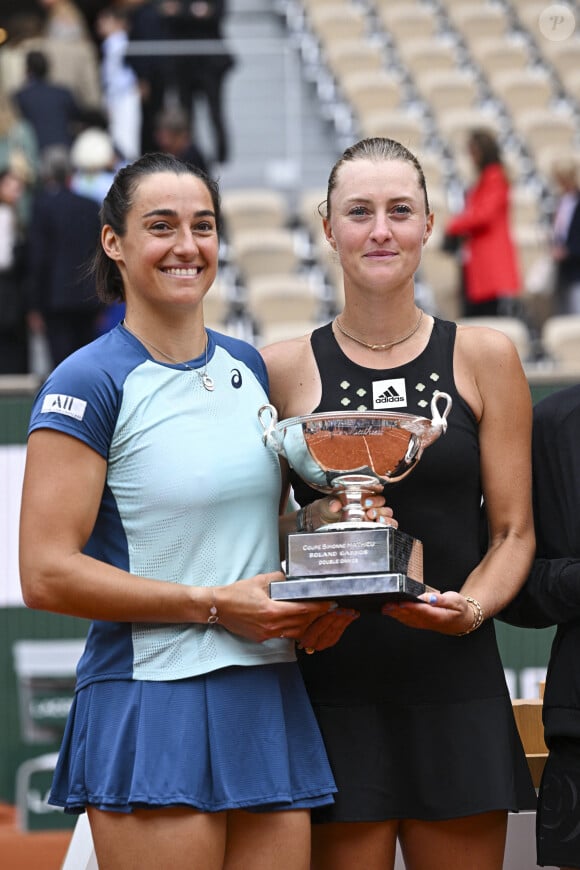 Caroline Garcia (Fra) / Kristina Mladenovic (Fra) posant avec le trophee des vainqueurs - C.Garcia et K.Mladenovic remportent le tournoi double dames (jour 15) aux Internationaux de France de tennis de Roland Garros à Paris, France, le 5 juin 2022. © Jean-Baptiste Autissier/Panoramic/Bestimage