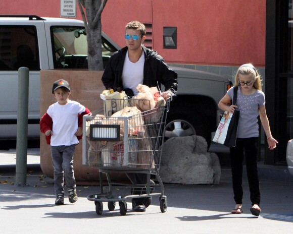 Ryan Philippe et ses enfants vont faire des courses au supermarché Ralphs à Beverly Hills le 20 mars 2010