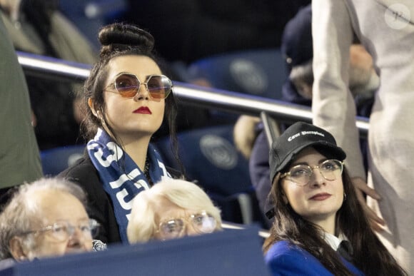 Hoshi et sa compagne Gia Martinelli - Célébrités dans les tribunes de la 8ème de finale de la coupe de France de football entre le PSG contre Brest (3-1) au Parc des Princes à Paris le 7 février 2024. © Cyril Moreau/Bestimage