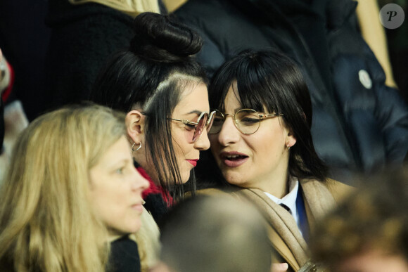 Hoshi et sa compagne Gia Martinelli - People dans les tribunes du match aller des 8èmes de finale de la ligue des champions entre le PSG et le Bayern Munich au Parc des Princes à Paris le 14 février 2023.