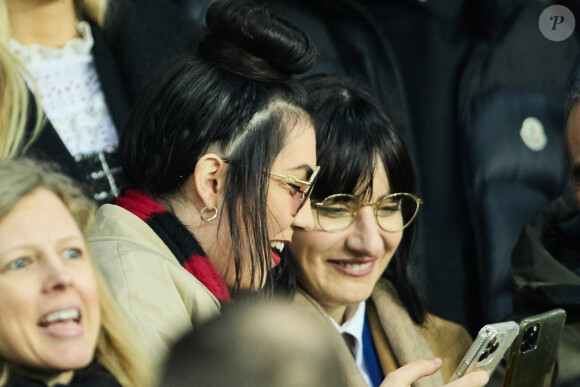 Hoshi et sa compagne Gia Martinelli - People dans les tribunes du match aller des 8èmes de finale de la ligue des champions entre le PSG et le Bayern Munich au Parc des Princes à Paris le 14 février 2023.