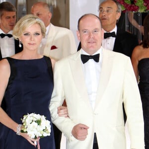 SAS le prince Albert II de Monaco et SAS la princesse Charlène de Monaco (enceinte) - La princesse porte une robe Dior en satin bleu nuit et noir - 66ème Gala de la Croix Rouge Monégasque au Sporting de Monte-Carlo à Monaco, le 1er août 2014.