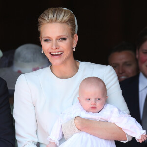 En fin du mois de mai, quelques jours avant la Fête des Mères, Charlene s'est rendue à la maternité du Centre Hospitalier Princesse Grace
Le prince Albert II de Monaco avec la princesse Gabriella, la princesse Charlène de Monaco avec le prince Jacques - Baptême des enfants princiers de LL.AA.SS. le prince Albert II de Monaco et la princesse Charlène, S.A.S. le prince héréditaire Jacques et S.A.S. la princesse Gabriella en la Cathédrale de Monaco en présence des membres de la famille princière et de la famille Wittstock. Monaco 