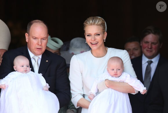 En fin du mois de mai, quelques jours avant la Fête des Mères, Charlene s'est rendue à la maternité du Centre Hospitalier Princesse Grace
Le prince Albert II de Monaco avec la princesse Gabriella, la princesse Charlène de Monaco avec le prince Jacques - Baptême des enfants princiers de LL.AA.SS. le prince Albert II de Monaco et la princesse Charlène, S.A.S. le prince héréditaire Jacques et S.A.S. la princesse Gabriella en la Cathédrale de Monaco en présence des membres de la famille princière et de la famille Wittstock. Monaco 