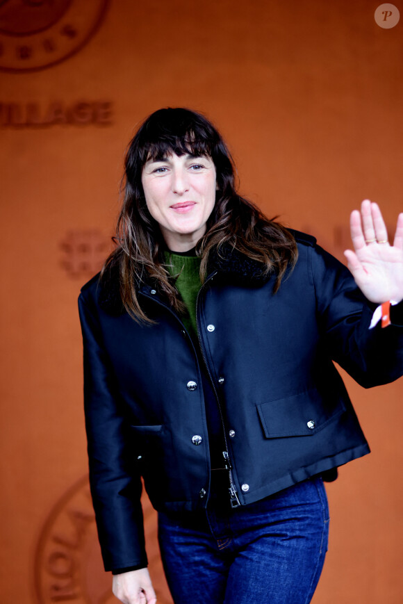 Juliette Armanet au village lors des Internationaux de France de tennis de Roland Garros 2024, à Paris, France, le 1er juin 2024. © Jacovides-Moreau/Bestimage 