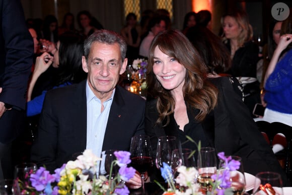 Exclusif - Nicolas Sarkozy et sa femme Carla Bruni-Sarkozy - Dîner des "Femmes Culottées" Etam au Musée de la Monnaie à Paris le 22 mars 2022. Avec "Femmes culottées", Etam a décidé de mettre à l'honneur 52 femmes dans une série de photos de S. Sieff. Soutenant le réseau associatif Solidarité Femmes, le projet mêlera des noms connus et des personnalités de l'ombre à l'histoire inspirante. Cette initiative sur le long court est menée main dans la main avec Solidarité Femmes, réseau de 73 associations qui luttent contre les violences faites aux femmes et le 3919, le numéro d'aide aux femmes victimes de violences. Toutes les participantes arborent d'ailleurs un t-shirt blanc sur lequel on peut lire Femme Culottée. La pièce est disponible à l'achat en ligne ou en magasin pour 19,99 euros. L'intégralité des bénéfices de ce dernier ira au réseau associatif, un moyen pour la marque de marquer son engagement. © Rachid Bellak/Bestimage 