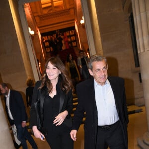 Exclusif - Nicolas Sarkozy et sa femme Carla Bruni-Sarkozy - Dîner des "Femmes Culottées" Etam au Musée de la Monnaie à Paris le 22 mars 2022. Avec "Femmes culottées", Etam a décidé de mettre à l'honneur 52 femmes dans une série de photos de S. Sieff. Soutenant le réseau associatif Solidarité Femmes, le projet mêlera des noms connus et des personnalités de l'ombre à l'histoire inspirante. Cette initiative sur le long court est menée main dans la main avec Solidarité Femmes, réseau de 73 associations qui luttent contre les violences faites aux femmes et le 3919, le numéro d'aide aux femmes victimes de violences. Toutes les participantes arborent d'ailleurs un t-shirt blanc sur lequel on peut lire Femme Culottée. La pièce est disponible à l'achat en ligne ou en magasin pour 19,99 euros. L'intégralité des bénéfices de ce dernier ira au réseau associatif, un moyen pour la marque de marquer son engagement. © Rachid Bellak/Bestimage 