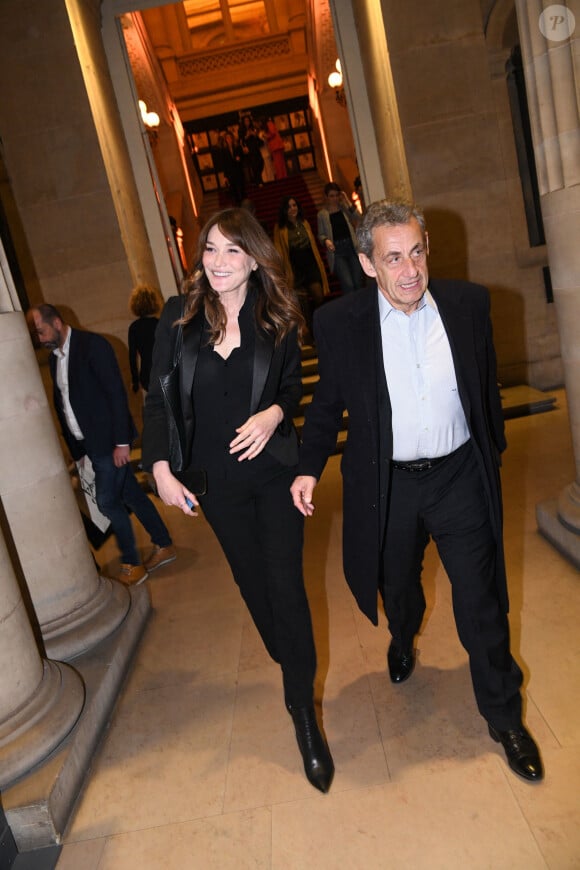 Exclusif - Nicolas Sarkozy et sa femme Carla Bruni-Sarkozy - Dîner des "Femmes Culottées" Etam au Musée de la Monnaie à Paris le 22 mars 2022. Avec "Femmes culottées", Etam a décidé de mettre à l'honneur 52 femmes dans une série de photos de S. Sieff. Soutenant le réseau associatif Solidarité Femmes, le projet mêlera des noms connus et des personnalités de l'ombre à l'histoire inspirante. Cette initiative sur le long court est menée main dans la main avec Solidarité Femmes, réseau de 73 associations qui luttent contre les violences faites aux femmes et le 3919, le numéro d'aide aux femmes victimes de violences. Toutes les participantes arborent d'ailleurs un t-shirt blanc sur lequel on peut lire Femme Culottée. La pièce est disponible à l'achat en ligne ou en magasin pour 19,99 euros. L'intégralité des bénéfices de ce dernier ira au réseau associatif, un moyen pour la marque de marquer son engagement. © Rachid Bellak/Bestimage 