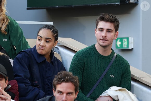 Heureusement, la vie est aujourd'hui bien moins compliquée, et il peut compter sur ses amis.

Candice et Julien dans les tribunes des Internationaux de France 2024 à Roland Garros le 27 mai 2024 à Paris. Nasser Berzane/ABACAPRESS.COM