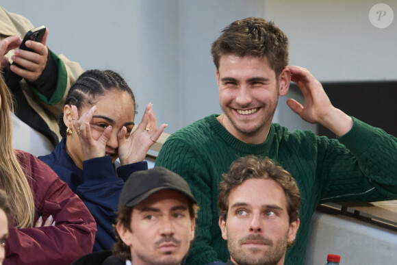 Candice et Julien hilares dans les tribunes des Internationaux de France de tennis de Roland Garros 2024 le 27 mai 2024. © Moreau-Jacovides/Bestimage