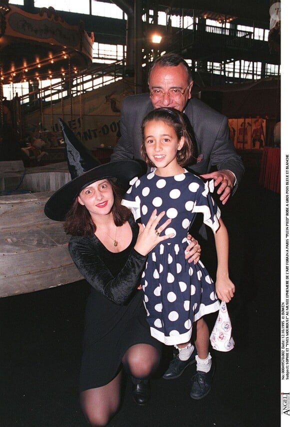 SOPHIE ET "YVES MOUROUSI" AU MUSEE EPHEMERE DE L'ART FORAIN A PARIS "PLEIN PIED" ROBE A GROS POIS BLEUE ET BLANCHE