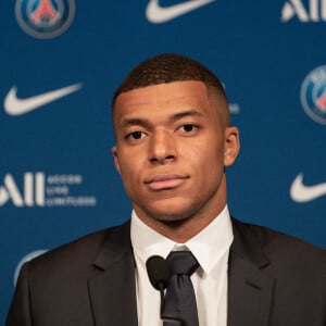 À Madrid, Kylian Mbappé devrait toucher près de 15 millions d'euros nets par saison
 
Football - Le Real Madrid officialise l'arrivée de Kylian Mbappé pour cinq - Kylian Mbappé lors d'une conférence de presse suite au renouvellement de son contrat au Paris Saint-Germain jusqu'en 2025, au Parc des Princes à Paris, France, le 23 mai 2022. © Aurelien Morissard/Panoramic/Bestimage