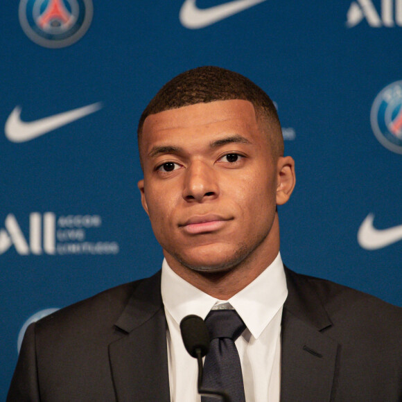 À Madrid, Kylian Mbappé devrait toucher près de 15 millions d'euros nets par saison
 
Football - Le Real Madrid officialise l'arrivée de Kylian Mbappé pour cinq - Kylian Mbappé lors d'une conférence de presse suite au renouvellement de son contrat au Paris Saint-Germain jusqu'en 2025, au Parc des Princes à Paris, France, le 23 mai 2022. © Aurelien Morissard/Panoramic/Bestimage