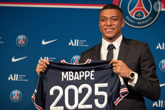 Football - Le Real Madrid officialise l'arrivée de Kylian Mbappé pour cinq - Kylian Mbappé lors d'une conférence de presse suite au renouvellement de son contrat au Paris Saint-Germain jusqu'en 2025, au Parc des Princes à Paris, France, le 23 mai 2022. © Aurelien Morissard/Panoramic/Bestimage