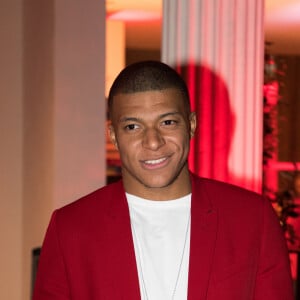 Il aurait également touché une prime à la signature de près de 100 millions d'euros
 
Football - Le Real Madrid officialise l'arrivée de Kylian Mbappé pour cinq - Kylian Mbappé à la soirée d'anniversaire "Neymar JR'S: Nuit Rouge" des 27 ans de Neymar Jr. au Pavillon Gabriel à Paris, France, le 4 février 2019.